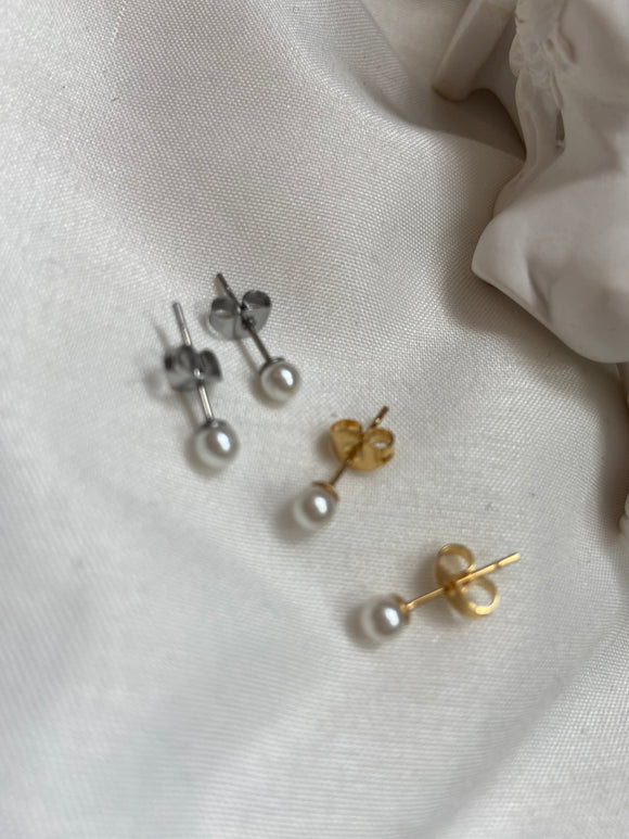 Tiny pearls studs