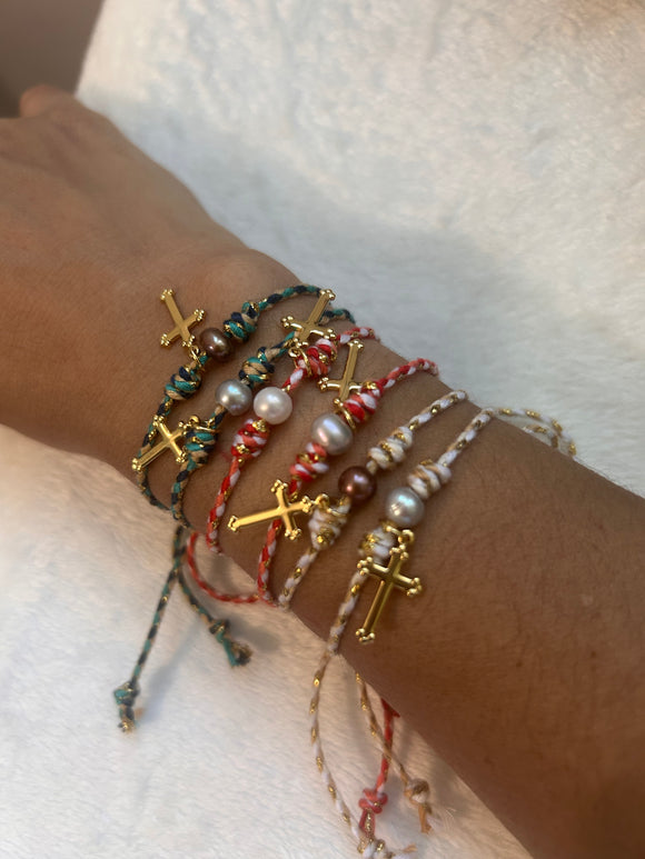 Thread and pearls bracelet