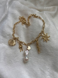 Isleña charm necklace