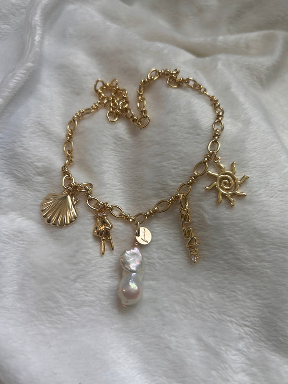 Isleña charm necklace