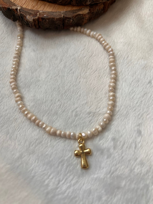 Tiny pearls choker