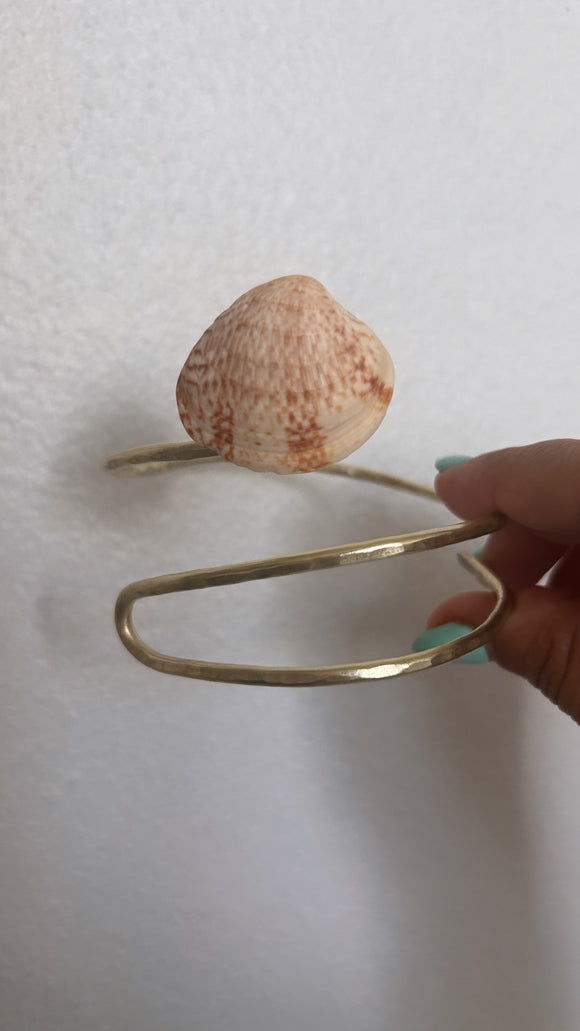 Shelly cuff