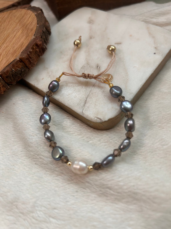 Pearls and crystals bracelet